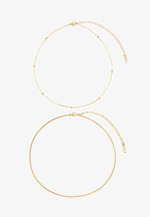 Goldschmuckset mit zwei Halsketten. Die obere hat eine zarte Kette mit kleinen Perlen; die untere hat ein glattes, flaches Kettendesign.