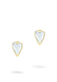 Un paio di orecchini a perno a forma di cuore in oro con centri in smalto bianco liscio e traslucido su uno sfondo bianco.