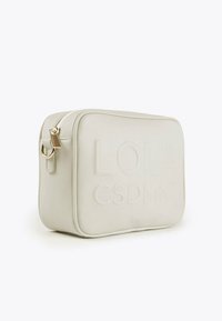Borsa a tracolla rettangolare in pelle bianca con testo in rilievo "LOLA CSDMNF", zip dorata e dettaglio a D-ring su sfondo bianco.