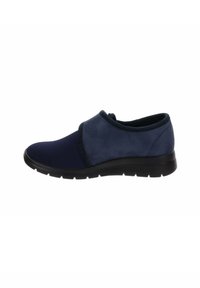 Granatowe buty z gładką tkaniną na cholewce i gumową podeszwą. Posiadają zaokrąglony czubek oraz elastyczny pasek w środkowej części, co ułatwia zakładanie.