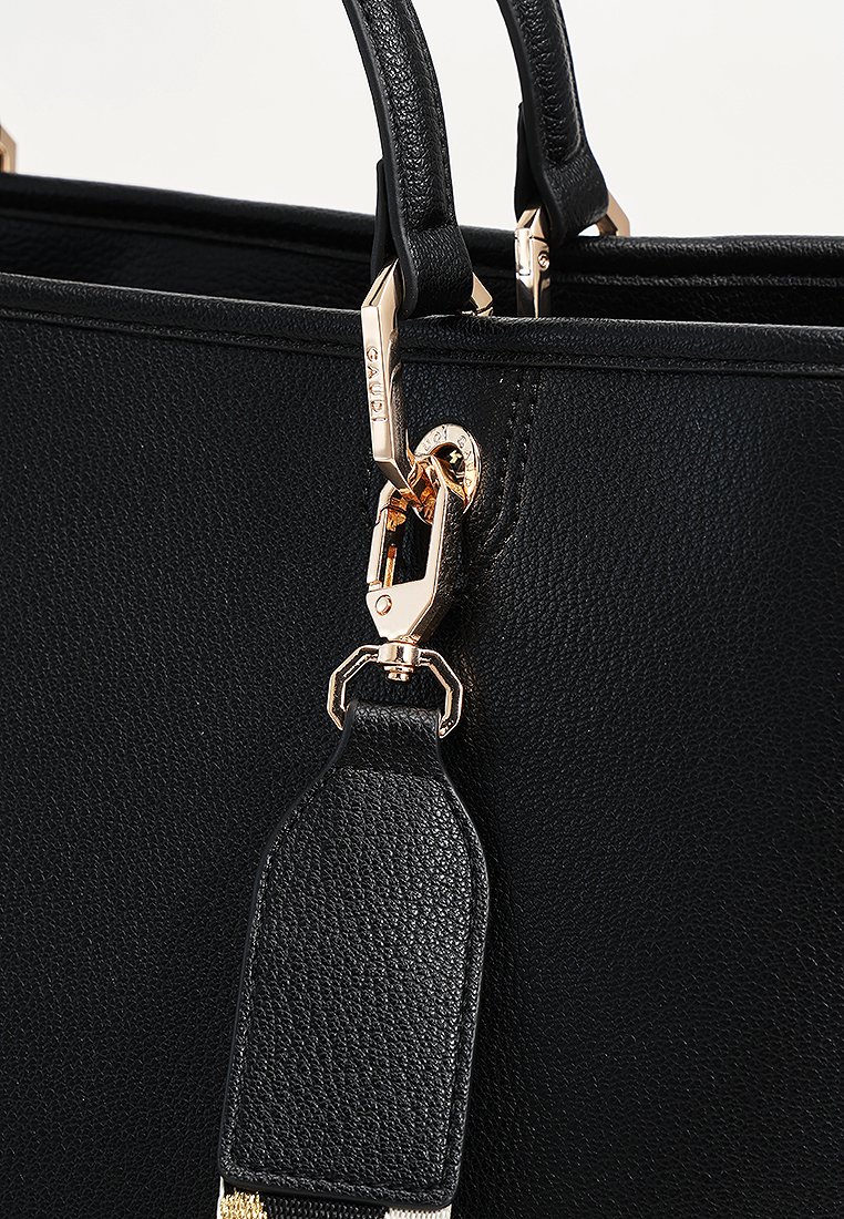 Borsa a tracolla in pelle nera con texture, dotata di chiusura in metallo dorato e dettaglio con cinturino rimovibile attaccato ai manici.