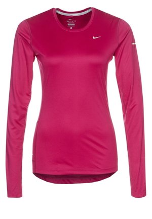 Różowa sportowa koszulka z długim rękawem i okrągłym dekoltem, logo Nike na piersi oraz metka z tkaniny Dri-FIT po wewnętrznej stronie kołnierzyka.