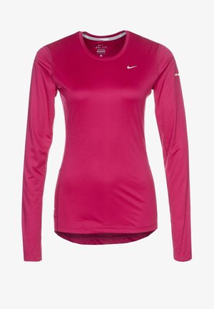 Różowa sportowa koszulka z długim rękawem i okrągłym dekoltem, logo Nike na piersi oraz metka z tkaniny Dri-FIT po wewnętrznej stronie kołnierzyka.