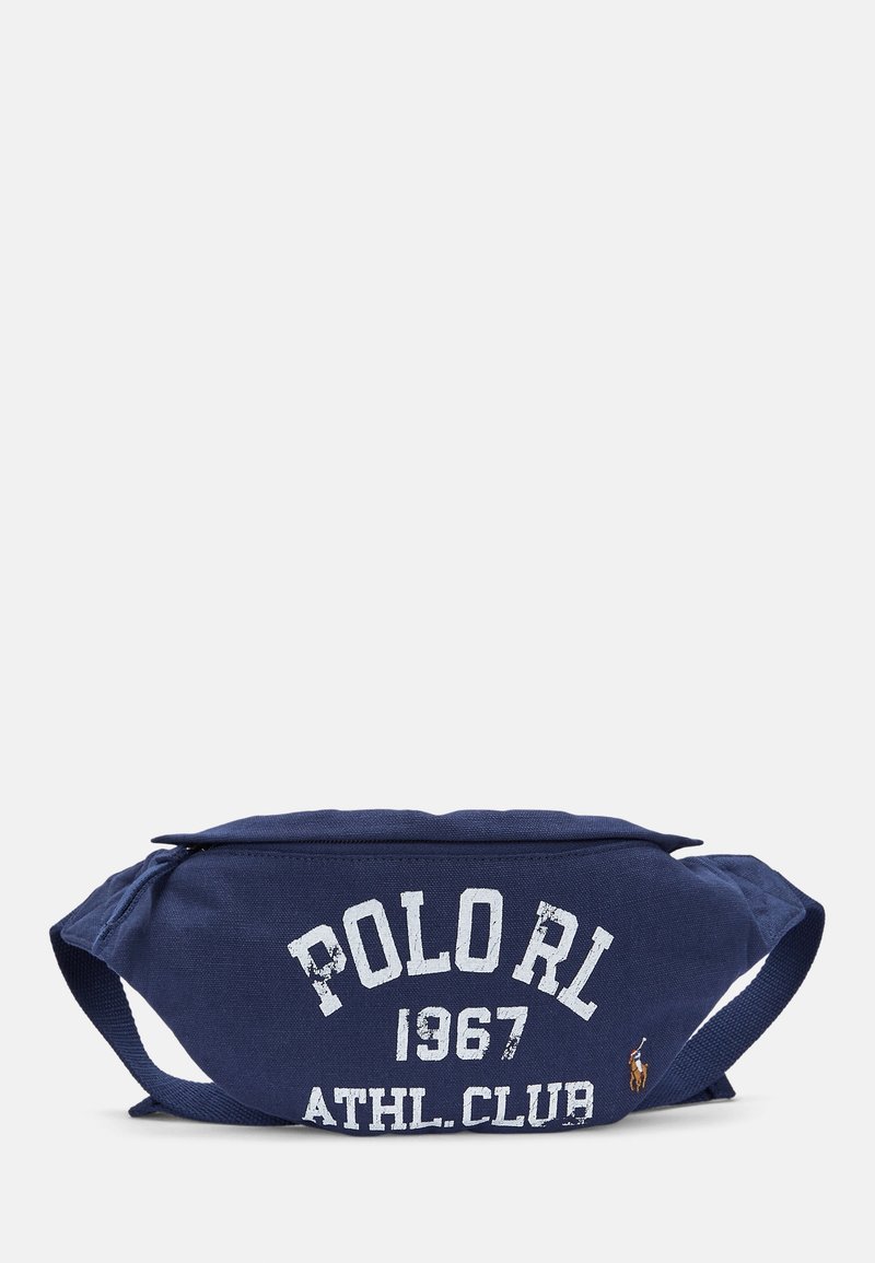 Marin canvas midjeväska med vit slitna texten: "POLOrl 1967 ATHL. CLUB." Har två remmar och en liten logotypaccent på ena sidan.