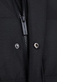 Czarna kurtka z zamkiem z przodu i detalem z zatrzaskiem, wykonana z gładkiego, teksturowanego materiału.