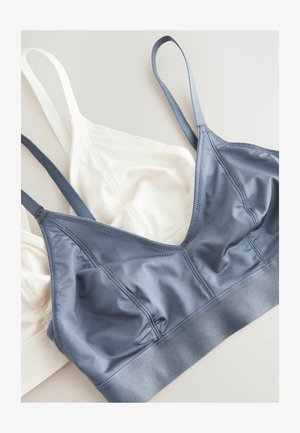 Dwa bezszwowe biustonosze, jeden biały i jeden granatowy, wykonane z miękkiego, błyszczącego materiału, z regulowanymi ramiączkami i szeroką elastyczną taśmą na dole.