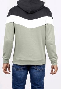 Felpa con cappuccio caratterizzata da un design color-block: parte superiore grigio scuro, striscia centrale bianca e sezione inferiore verde oliva. Tessuto morbido in misto cotone.