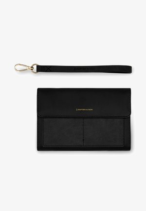 Černá kožená peněženka s klopovým zavíráním, obsahující dvě přední kapsy, zlaté logo a odnímatelný popruh s kovovým zapínáním.