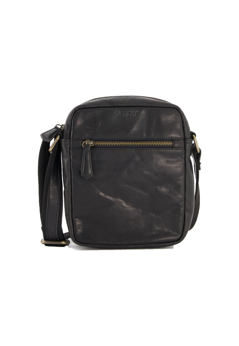 Schwarze Leder-Crossbody-Tasche mit glatter Textur, Reißverschluss-Vordertasche und verstellbarem Tragegurt. Mit einem auf der Vorderseite eingeprägten Logo.