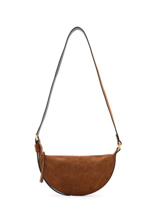 Bruine suede halve maan tas met een zwarte leren rand en een verstelbare schouderband. Heeft een kleine, delicate sluiting en een gladde textuur.