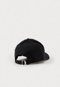 Fekete, állítható baseball sapka fémből készült csattal, amely a hátuljáról van bemutatva egy sima fehér háttéren.