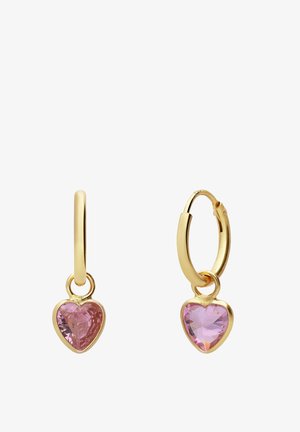 Gouden hoepel oorbellen met een hartvormige roze kristallen hanger, met een gepolijste afwerking en een stevige sluiting.
