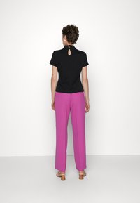 Mos Mosh LEIA PANT - Auduma bikses - vivid viola