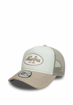 Gorra ajustable estilo trucker New Era en crema y beige con parte trasera de malla y logo bordado "New Era EST. 1920" en el panel frontal.