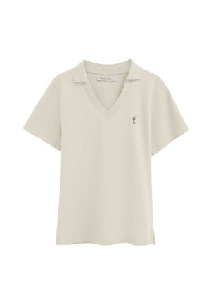 Beige kortærmet polo med V-hals og lille broderet polospillerlogo på venstre bryst.