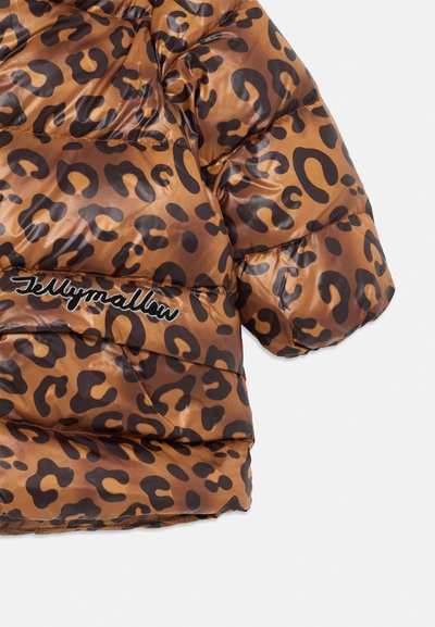 Puffermantel in braun und schwarzem Leopardenmuster mit glänzender Oberfläche, ausgestattet mit gesteppten Paneelen und gesticktem "Jellymallow"-Logo.