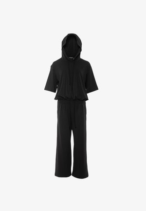 Čierny dvojdielny outfit s krátkym rukávom a kapucňou a širokými nohavicami so sťahovacou šnúrkou v páse a šnúrkami na kapucni.