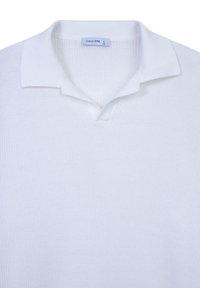 Polo shirt bianco a maglia con colletto piatto, caratterizzato da un design a scollo a V. Piccola etichetta blu con la scritta "CALLIOPE" e misura "L" mostrata sul collo.
