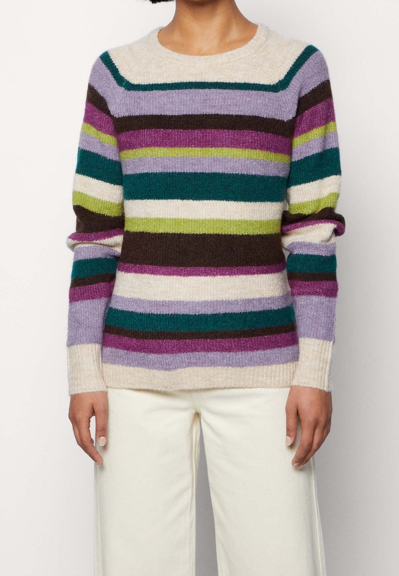 Gestreifter Pullover in den Farben Lavendel, Grün, Blaugrün, Braun und Creme. Weiche Stricktextur mit rundem Ausschnitt und gerippten Bündchen.