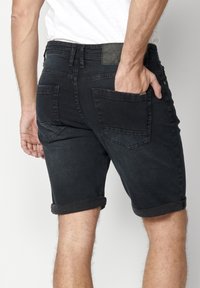 Koroshi BERMUDA COWBOY STRECTH REGULAR FIT - Džinsa auduma šorti - azul osc  dark blue