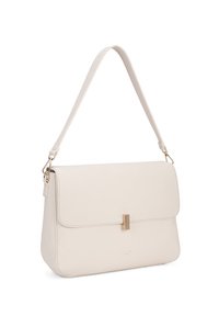 Beige leren handtas met een gestructureerde vorm, voorzien van een klepafsluiting, accenten van goudkleurig beslag en een enkele verstelbare riem.