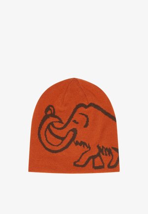Oranje gebreide beanie met een grote donkerbruine wollige mammoetafbeelding aan één kant.