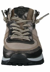 Beige a černé tenisky vyrobené ze semiše a syntetických materiálů. Mají texturované tkaničky, zesílenou špičku a gumovou podrážku s drážkami.