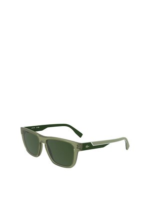 Lunettes de soleil rectangulaires avec des montures transparentes vert olive et des verres vert foncé. Accents métalliques argentés sur les branches. Bras texturés.