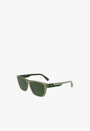 Rechthoekige zonnebril met transparante olijfgroene montuur en donkergroene lenzen. Metalen zilveren accenten op de pootjes. Gerenommeerde armen.