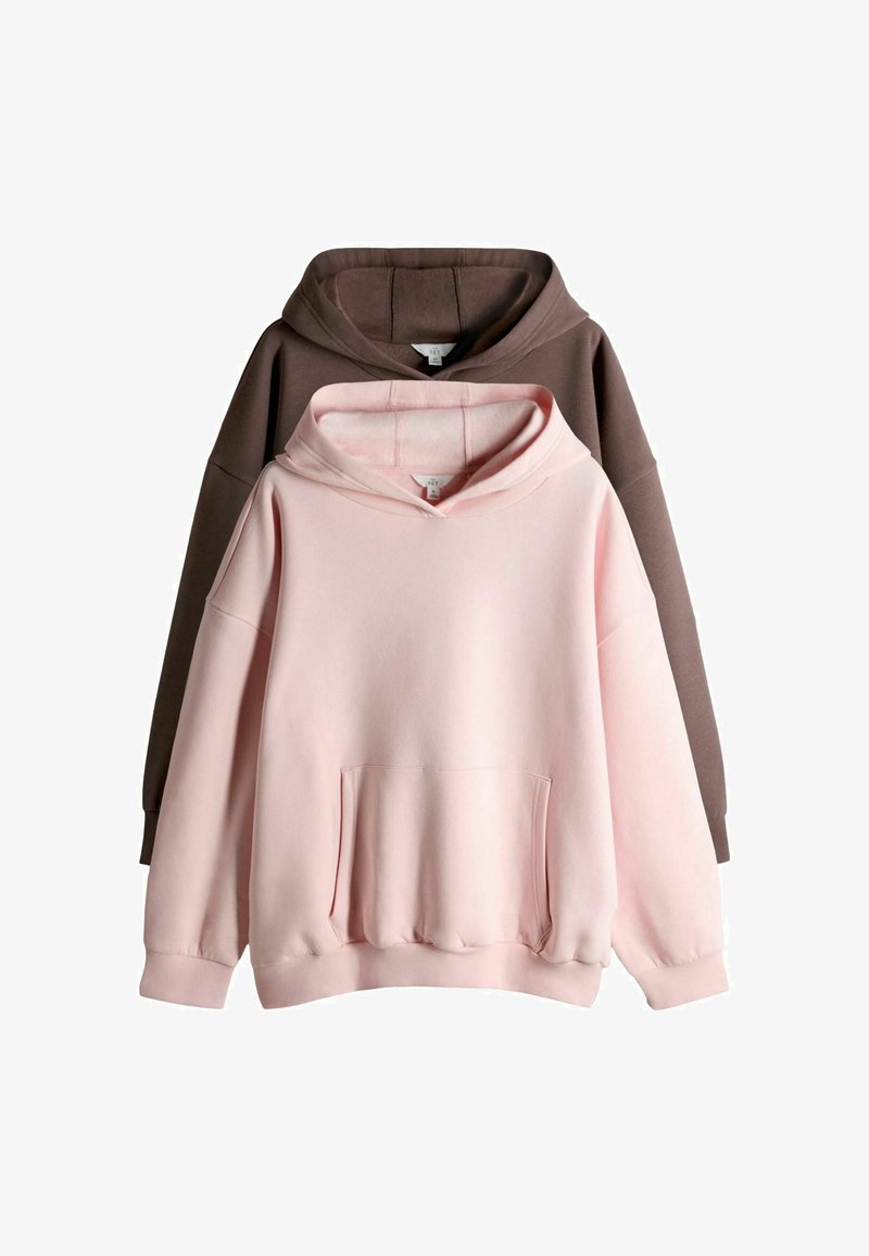 Twee hoodies, één lichtroze en één donkerbruin. Beide hebben een kangoeroezak, trekkoord in de capuchon en een losse pasvorm. Zachte stoftextuur.