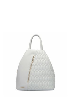 Biała torebka z pikowanym przednim panelem, złotym zamkiem błyskawicznym i pojedynczym uchwytem u góry, prezentowana na białym tle.