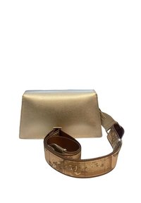 Borsa metallizzata color oro con forma rettangolare, caratterizzata da una tracolla marrone decorata con una mappa, realizzata in materiale similpelle.