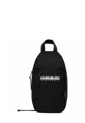 Schwarzer Rucksack aus strukturiertem Stoff, mit einem Hauptfach, einer vorderen Reißverschlusstasche und einem Schlaufengriff. Mit weißer Logo-Beschriftung auf der Vorderseite.