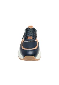 Sneaker in pelle blu navy con accenti in rame, punta rotonda, lacci testurizzati e suola intermedia bianca, caratterizzato da un design elegante e un collare imbottito.