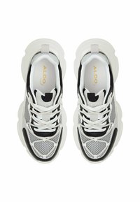 Sneakers con lacci realizzati in una combinazione di materiali in rete nera, bianca e grigia; suola spessa bianca; logo dorato "ALDO" sulla linguetta.