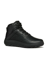Scarpe alte in pelle nera con colletto imbottito, pannelli laterali testurizzati e lacci neri. Presentano una suola in gomma con dettagli antiscivolo.