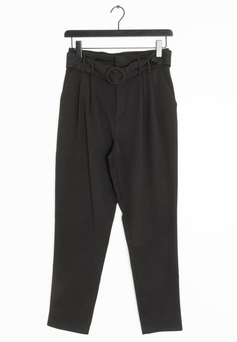 Pantalon noir avec une taille ceinturée mettant en avant une boucle circulaire, un devant plissé et des jambes effilées. Fabriqué en tissu lisse, suspendu à un cintre noir.