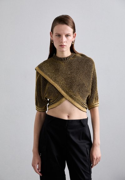 Gestreiftes, schwarzes und goldenes, geripptes Stricktop mit kurzen Ärmeln und kurzen Schnitt. Höher Kragen und diagonale Wickel-Details vorne.