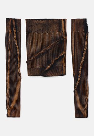 Brun ribbet stof top med lange ærmer, der har frynset kanter og ujævn tekstur. Fremhæver et slidt design med en cropped pasform.