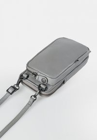 Grau Leder Umhängetasche mit glatter Textur, Reißverschluss und verstellbarem Trageriemen. Sie verfügt über schicke Beschläge und eine kompakte rechteckige Form.