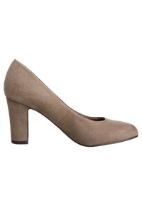 Pompe à talon haut en suède beige avec un bout arrondi et un talon carré. Texture lisse avec des coutures subtiles et un design minimaliste.