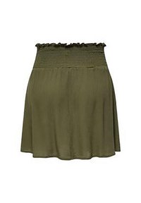 Jupe mini smockée vert olive avec une taille froncée. Le tissu doux tombe délicatement, créant un ajustement décontracté avec une texture minimale.