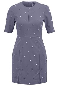 Robe grise à manches courtes avec un col rond, décorée de petites perles blanches, présentant une fente à l'avant et une fermeture éclair centrale au dos.