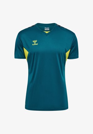 Türkisfarbenes Sporttrikot mit gelben Seitenpaneelen, V-Ausschnitt, kurzen Ärmeln, schwarzen Chevron-Details an den Schultern und gelbem Hummel-Logo auf der Brust.