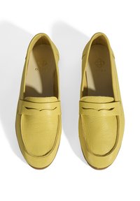 Gelbe Lederloafer mit runder Spitze, versehen mit einem dekorativen Vorderband und strukturiertem Finish, vor einem weißen Hintergrund.
