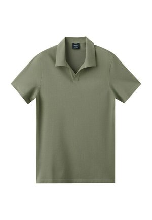 Kratka polo majica olivno zelene barve z mehkim ovratnikom brez gumbov, prikazana na enostavni beli podlagi.