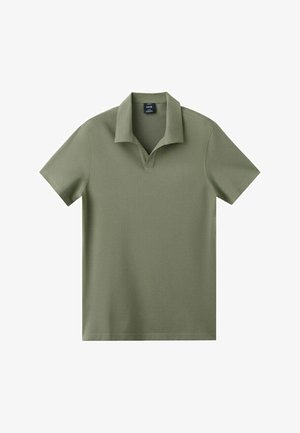 Polo manches courtes vert olive avec un col souple et sans boutons, présenté sur un fond blanc uni.