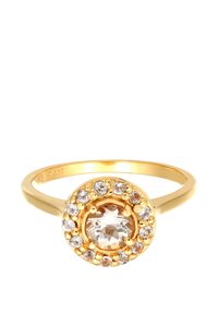 Goldring mit rundem Design, einem zentralen klaren Stein, umgeben von kleineren klaren Steinen, alle gefasst in einem strukturierten Goldband.