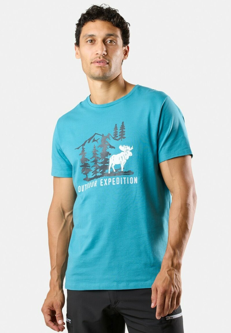 Türkises Baumwoll-T-Shirt mit einem grafischen Design von Bergen und einem Elch, darunter in weißer Schrift "OUTDOOR EXPEDITION".
