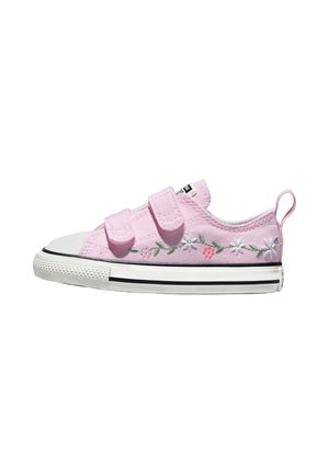 Rosa Kindersneaker mit zwei Klettverschlüssen, weißer Gummispitze und floraler Stickerei entlang der Seite.